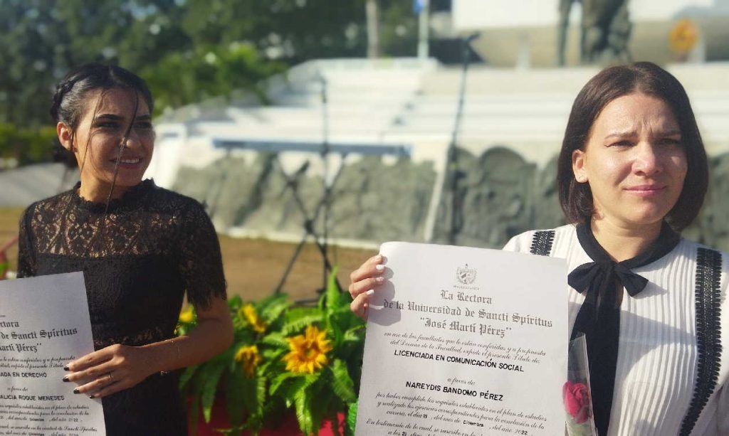 Reciben jóvenes espirituanos títulos universitarios