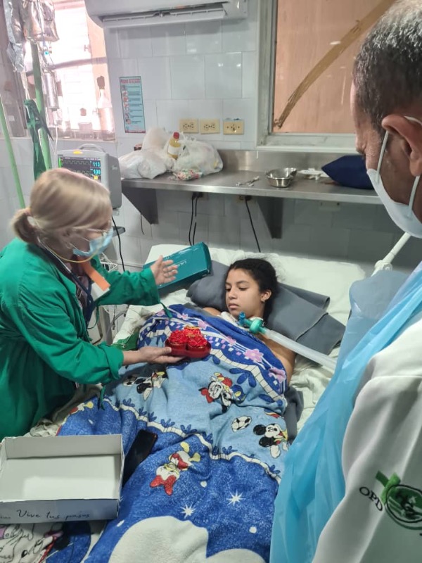 El pasado 14 de febrero no faltaron los regalos para Haikana de parte de los propios especialistas que salvaron su vida. Foto cortesía del Hospital Camilo Cienfuegos