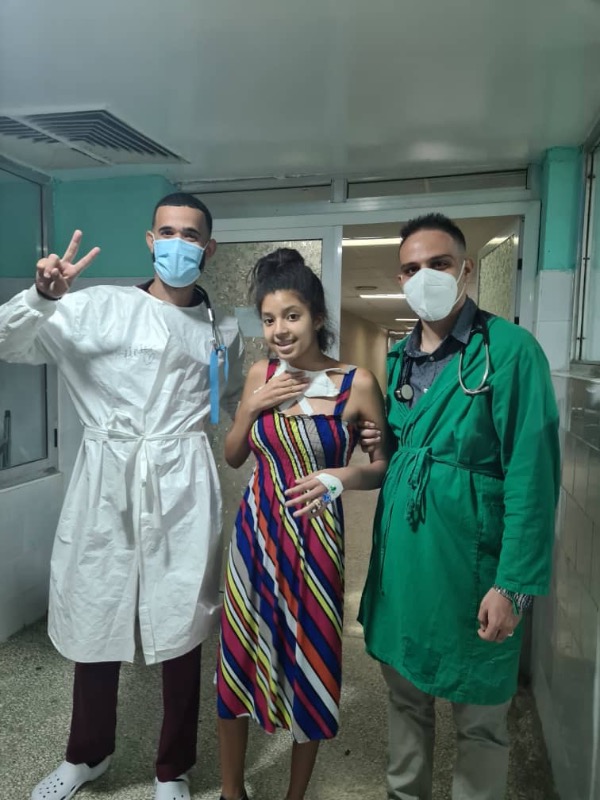 Haikana agradece a los especialistas que le salvaron la vida. Foto cortesía del Hospital Camilo Cienfuegos