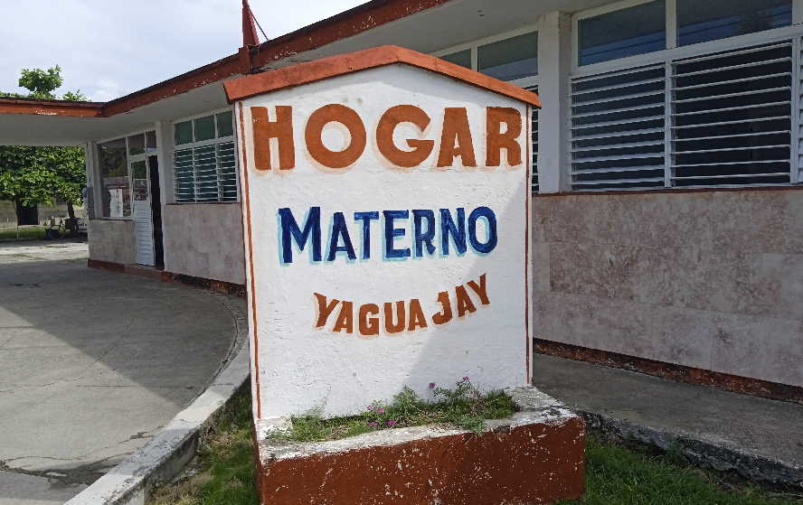 Cofradía en el Hogar Materno de Yaguajay