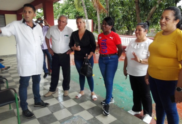 El director de Salud de Taguasco recibe en el hogar materno al equipo de la reciente visita gubernamental. Foto : Eduardo Sicilia Hernández.