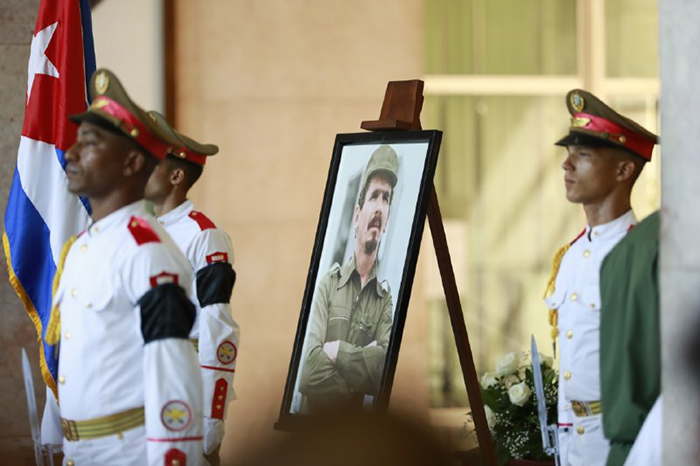 Ofrendas florales de Raúl y Díaz-Canel para Ramiro Valdés (+ fotos)