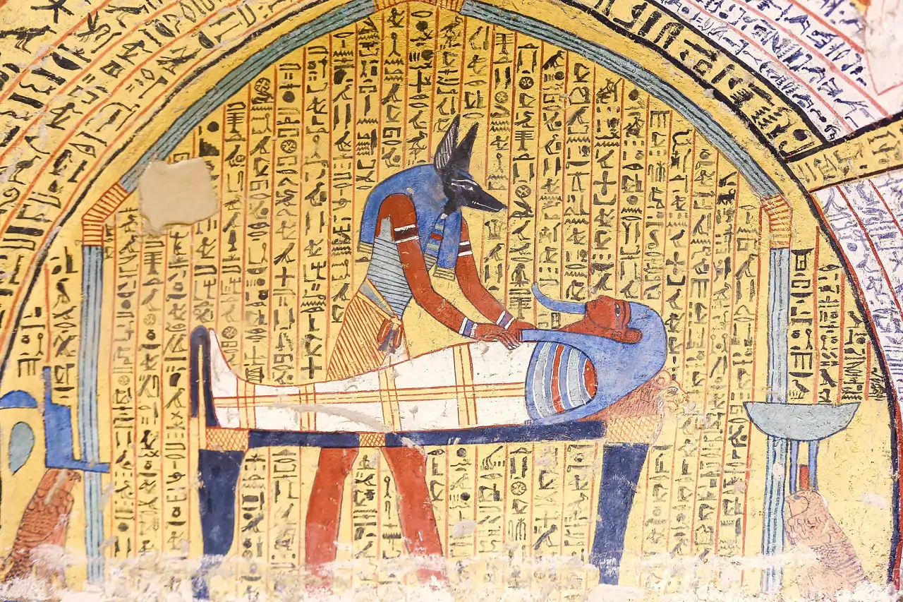Anubis, el dios egipcio de la momificación y la muerte