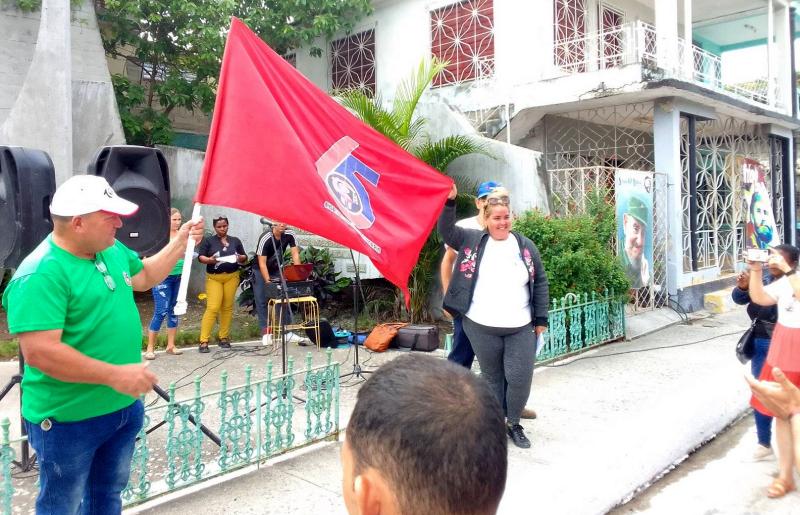 Bandera 65 Aniversario de los CDR ondea en Cabaiguán
