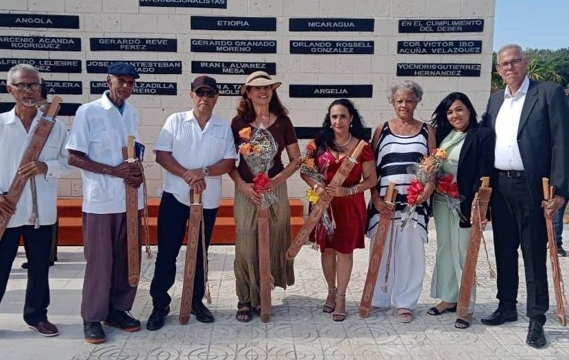 Recibe reconocido escritor espirituano réplica del machete de Máximo Gómez