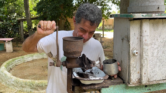 El café recién preparado por Titi es la alarma que despunta el día en La Picadora. Foto: Wilber Zada.