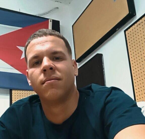 Joven locutor espirituano merece reconocimiento en concurso radial en Santiago de Cuba