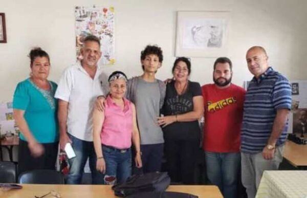 El talentoso estudiante junto a directivos educacionales y profesores de su centro. Foto: Cortesía de la familia del entrevistado.
