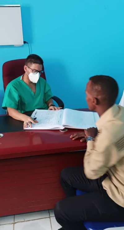 En África un médico espirituano ofrece su mano solidaria y salva vidas