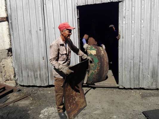 Láminas y tanques de hierro recuperan su utilidad gracias a la pericia y sentido de pertenencia de los obreros. Foto: Eduardo Sicilia Hernández. 