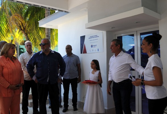Manuel Marrero Cruz (segundo de I a D) estuvo presente en la apertura del centro, uno de los regalos a Trinidad en sus 510 años de fundada. Foto: Oscar Alfonso Sosa.