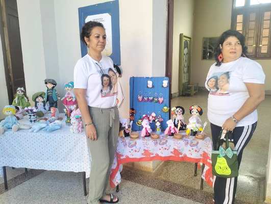 Muñecas trinitarias recorren el mundo