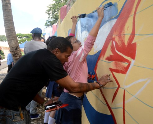 Escenas de la realización del nuevo mural. Foto: Oscar Alfonso Sosa.