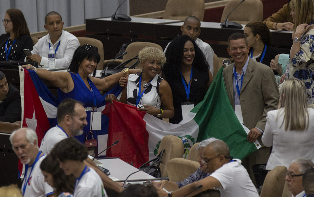 Respetuosos debates distinguen Conferencia La Nación y la Emigración