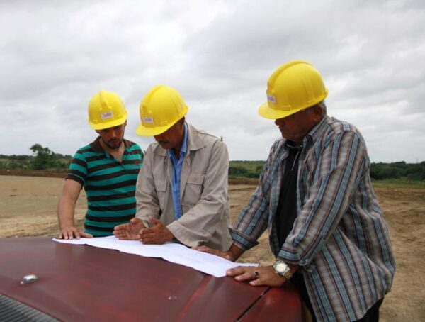 A pie de obra, los constructores le toman el pulso a la nueva inversión. Foto: Oscar Alfonso Sosa.
