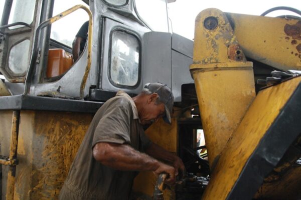 En los talleres, operarios, mecánicos y personal calificado mantiene de alta la maquinaria. Foto: Oscar Alfonso Sosa.
