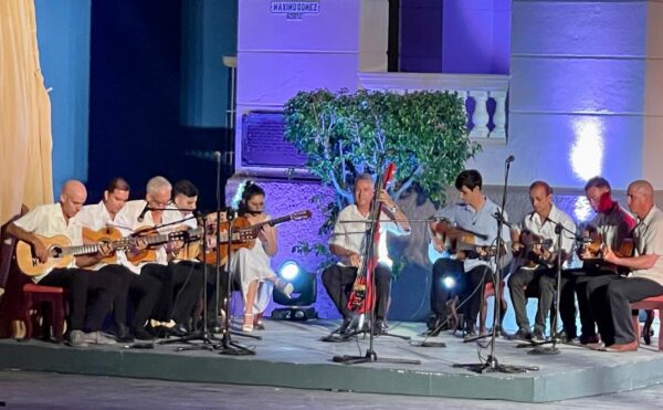 La orquesta de cuerdas interpreta Pasacalles espirituanos. Foto: Wilber Zada.
