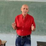 Oscar Martínez y su medio siglo al frente del aula