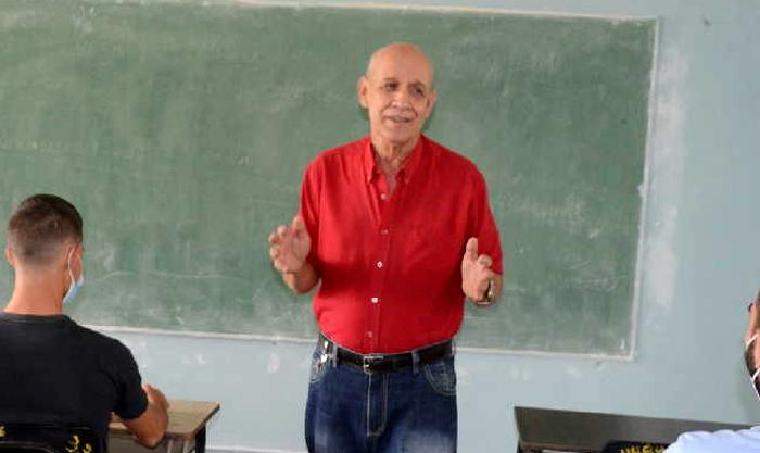 Oscar Martínez y su medio siglo al frente del aula