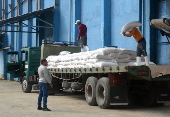 La extracción de azúcar ensacada desde el almacén del Melanio es constante. Foto: Oscar Alfonso Sosa.
