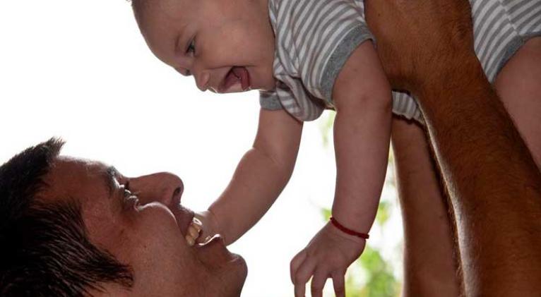 Amplían en Cuba garantías de licencias para padres trabajadores