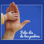 Cuando un niño aprieta el dedo de su padre