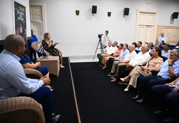 Asiste presidente cubano a presentación de libro dedicado a Fidel
