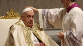 Salud del Papa Francisco mejoró y cesó el pronóstico médico reservado