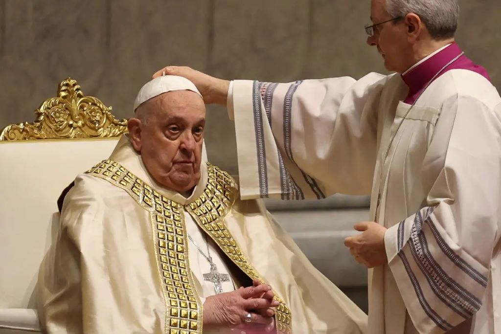 Papa Francisco muestra ligera mejoría de sus condiciones clínicas