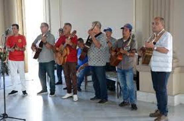“El gallo que es fino y canta”