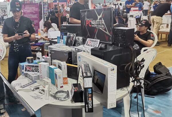 El premio de la popularidad fue entregado a la MiPyme “PC Master” . Foto: Escambray.