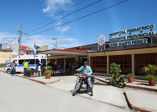 En el hospital pediátrico provincial se consolidan alternativas dada la persistencia de arbovirosis y estado febriles asociados en los menores. Foto: Oscar Alfonso Sosa.