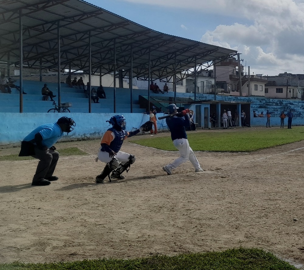 Abrazo en la cima de Serie Provincial de Béisbol