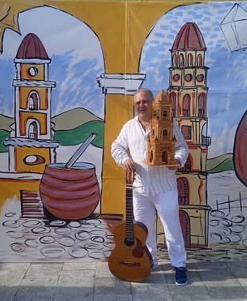 Réplica de la torre Manaca-Iznaga halaga al músico Pepe López