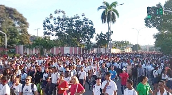 Peregrinan en Cuba hacia sitio de descanso eterno de Fidel Castro (+Fotos)