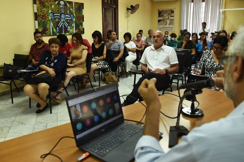 Debaten periodistas cubanos sobre modelos de gestión de medios