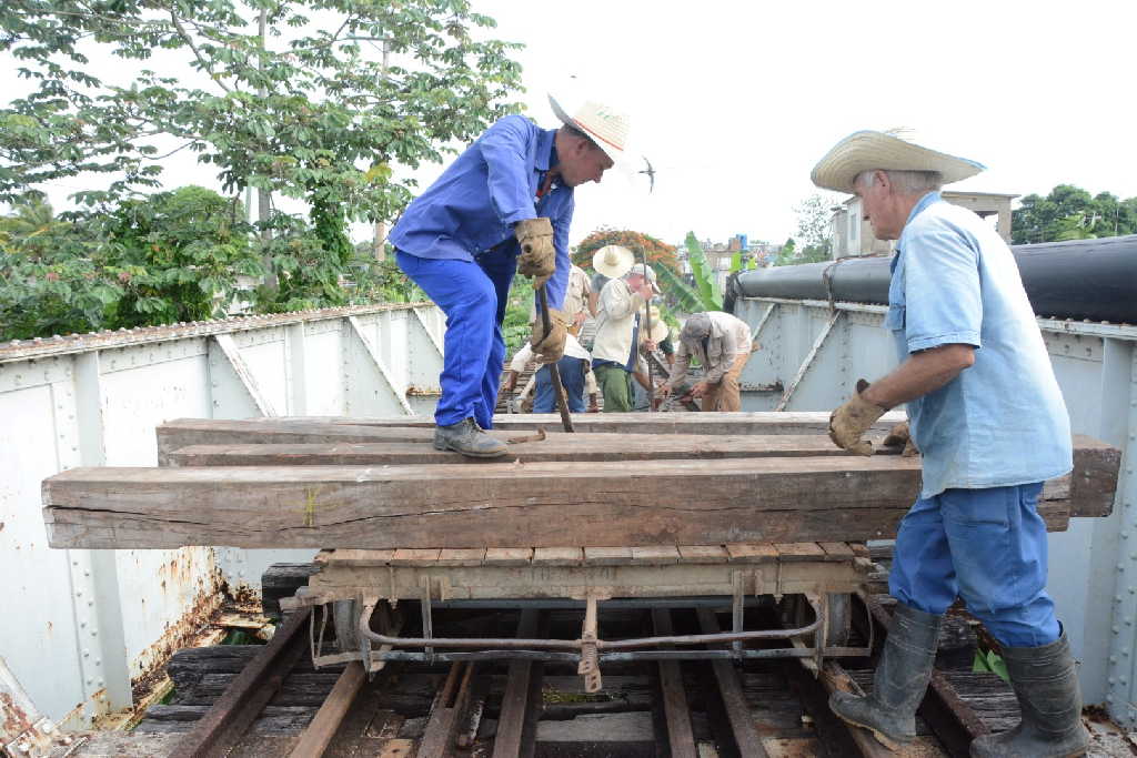 Reparación del puente La Nela, principal obra del ferrocarril espirituano rumbo al 26