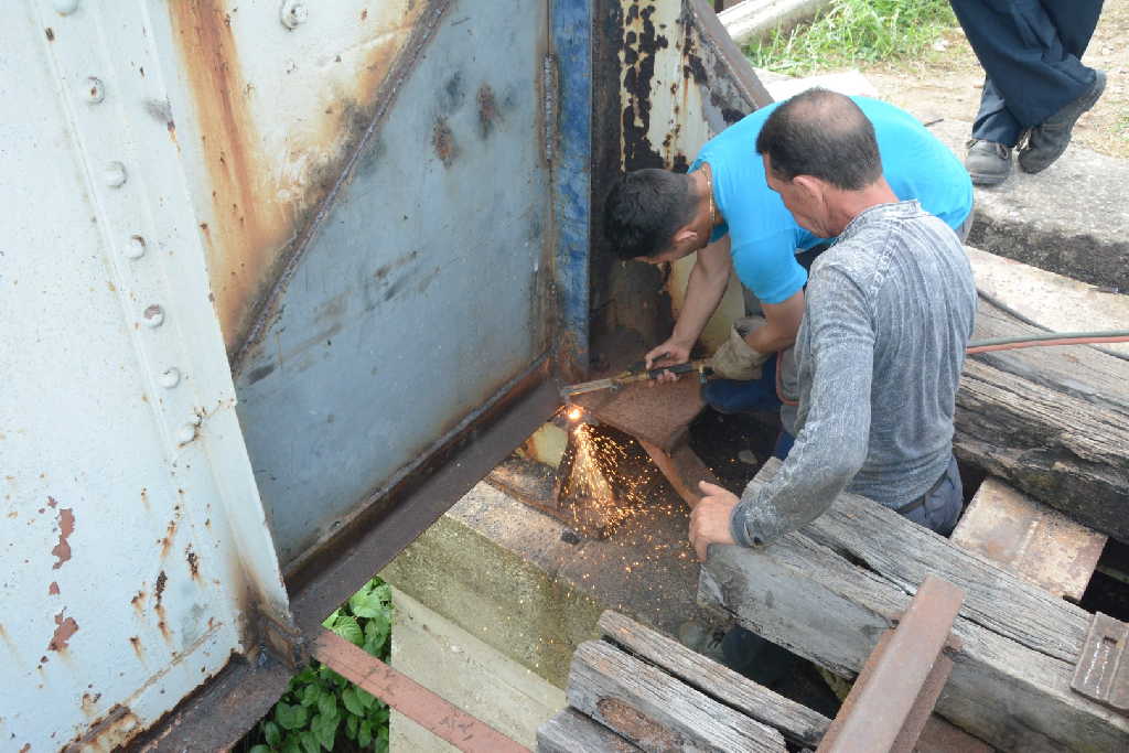 Agilizan labores en puente ferroviario sobre el río Yayabo