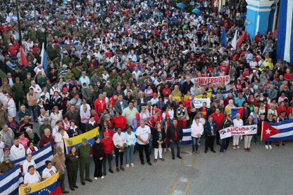 Espirituanos de varias generaciones alzaron sus voces a favor de Venezuela y por la liberación del presiente de esa nación, Nicolás Maduro. Foto: Oscar Alfonso Sosa.