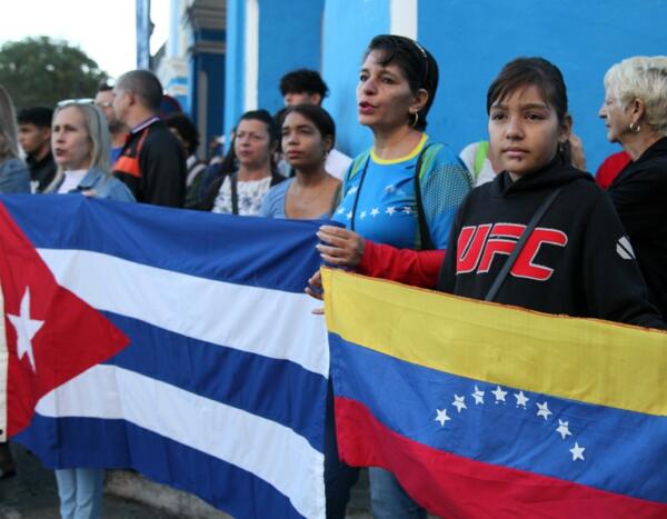 Banderas de Cuba y Venezuela se juntaron en la tribuna antiimperialista. Foto: Oscar Alfonso Sosa.