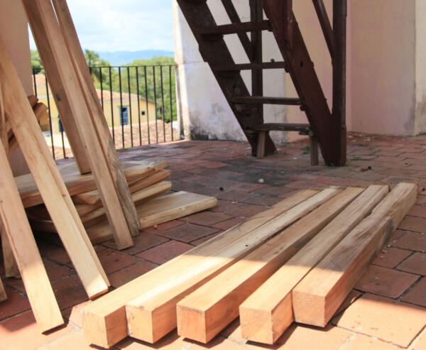 Al pie de la torre descansan las nuevas piezas que ya se colocan en pisos y escaleras.