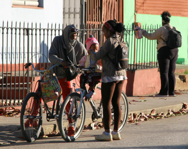 Los atuendos invernales presentes. Foto: Oscar Alfonso Sosa.
