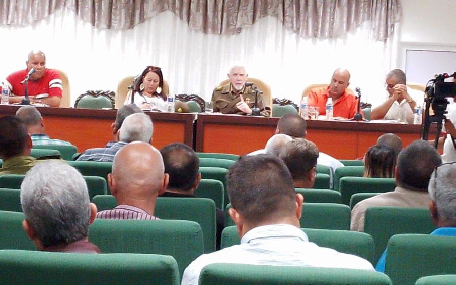 Evalúa Ramiro Valdés producción de materiales de la construcción en Sancti Spíritus