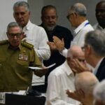 Asisten Raúl y Díaz-Canel a sesión extraordinaria del Parlamento
