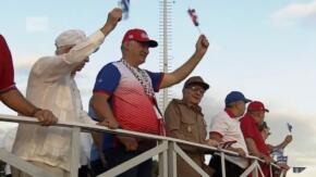 Raúl y Díaz-Canel encabezan desfile por el Día de los Trabajadores en la histórica Plaza de la Revolución