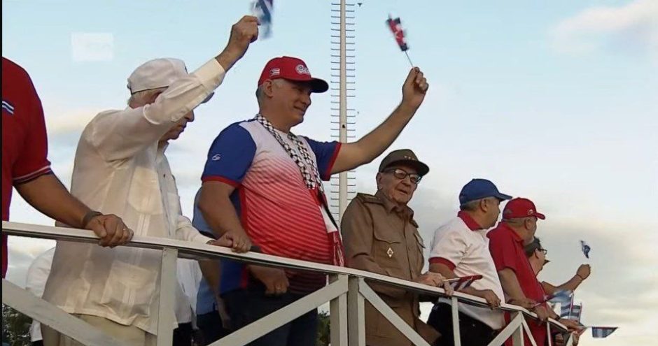 Raúl y Díaz-Canel encabezan desfile por el Día de los Trabajadores en La Habana