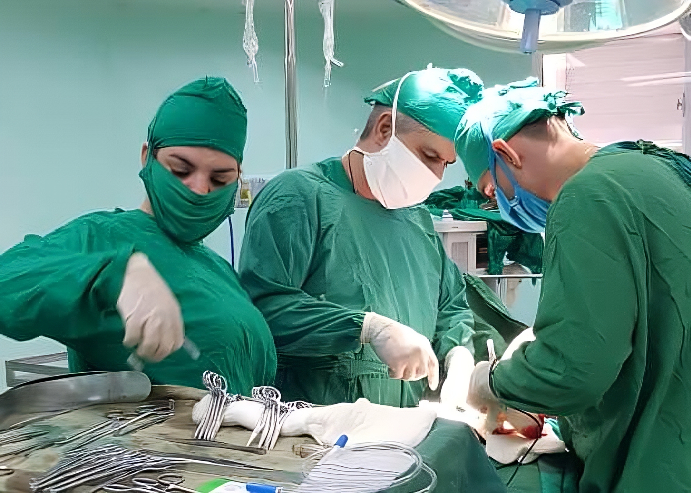 Urólogos espirituanos salvan aparato genital a un joven de 22 años (+ video)