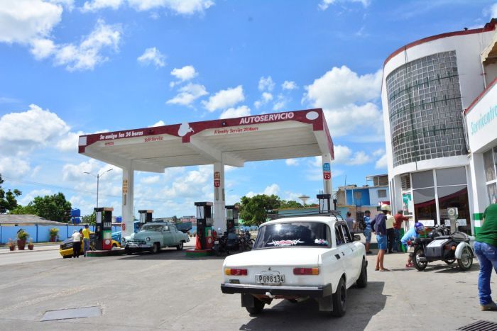 Cuba mantendrá distribución limitada de combustible