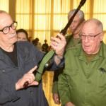 Cantautor cubano Silvio Rodríguez recibe su arma de combate