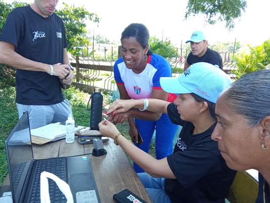 El equipo de trabajo del Centro de Investigaciones del Deporte Cubano, realiza tabulación de las pruebas realizadas a una muestra de los atletas participantes en los Juegos Provinciales de Montaña
